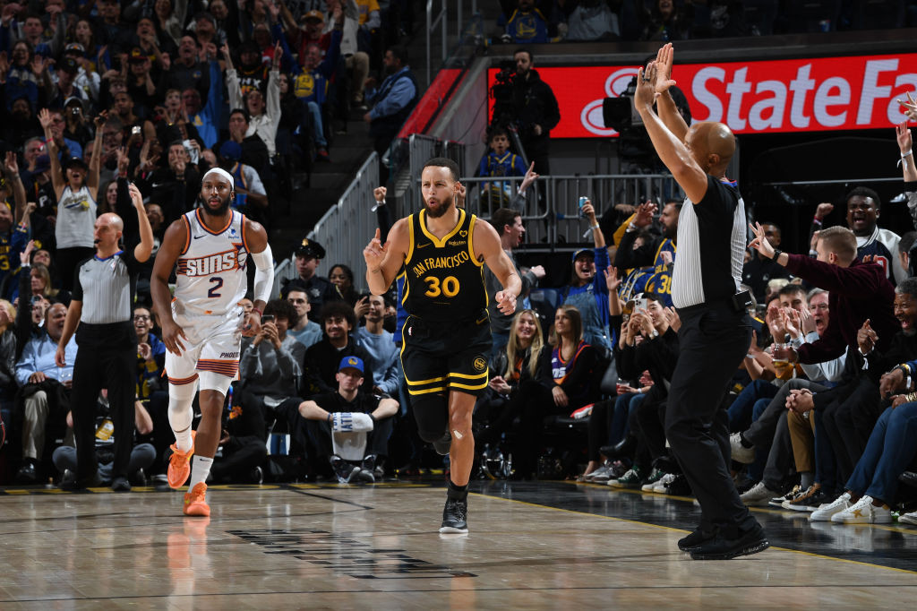 Tripoin Stephen Curry Membuat Suns Gagal Sapu Bersih Warriors
